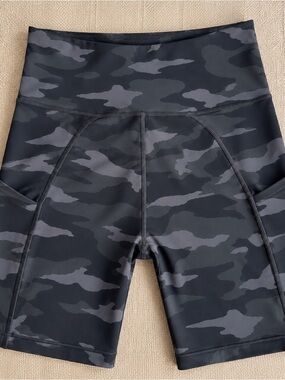 Athleta Men’s Black and Gray Camo 7" Stash Pocket Shorts